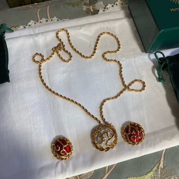 Hutton Wilkinson Jewelry Set. Necklace with matching clip on earrings NRFB - Picture 4 of 17